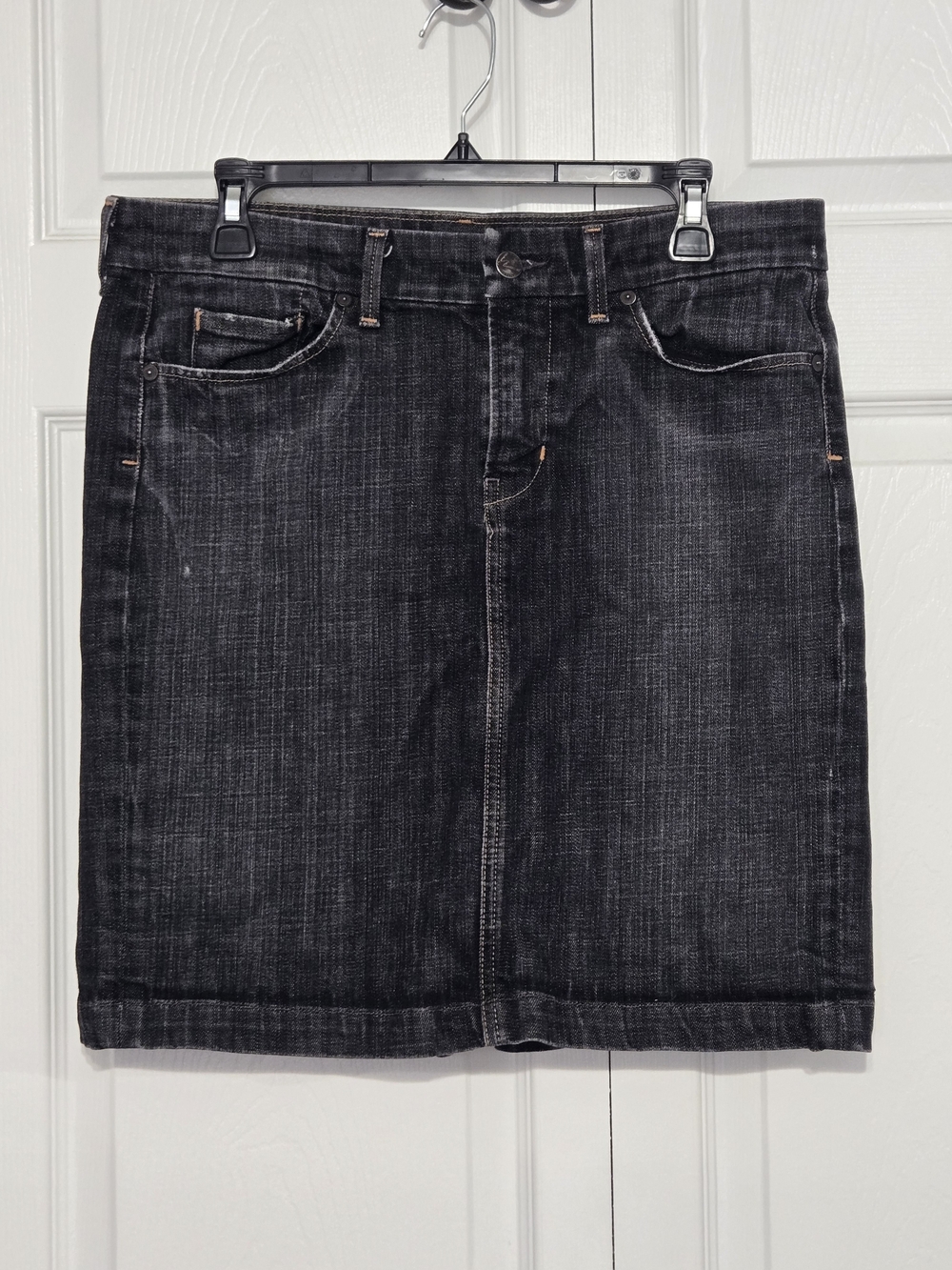 Citizens of Humanity Novak stretch denim pencil skirt in a dark wash. Size 10-12